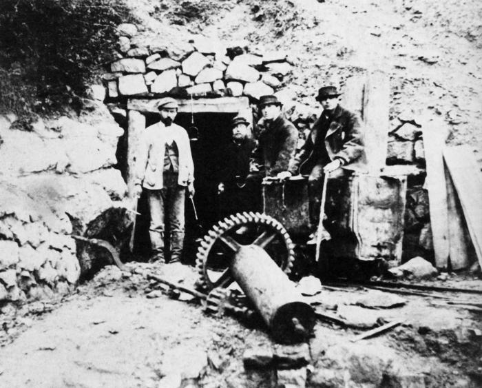 La Croix-sur-Roudoule,Léouvé, Mine de cuivre du Cerisier, Entrée de la galerie Léonie, vers 1870, (à gauche le caporal Pierre Bianchi)