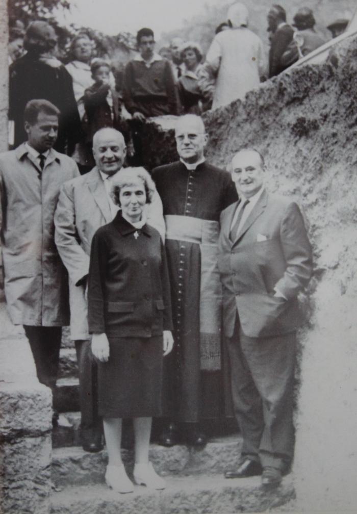 Zoé David, Maire de Saint-Léger, entourée du Sénateur Raybaud et de Monseigneur Daumas, Saint-Léger, 1975.