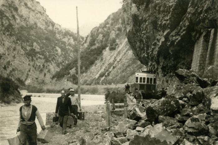 [Eboulement à proximité de la gare de la Tinée. Le personnel est mis à contribution pour transborder les bagages. 21 avril 1956. Photo Rozé Bernard. Fonds Marcel Cauvin. Coll. Roudoule.]