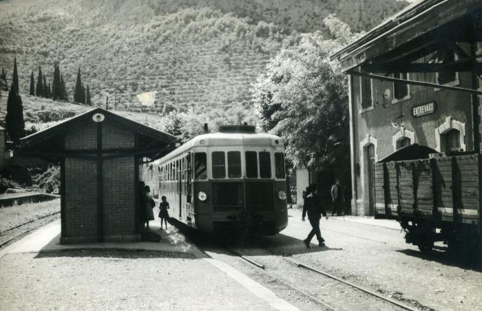 Autorail Renault ABH1 en gare d'Entrevaux.