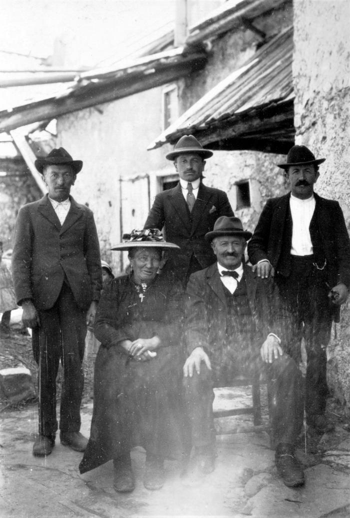 [Famille Lance, Les Barels, hameau des Laves, 1917]