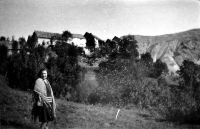 [Portrait d'une jeune femme au Serre; hameau de Barels]