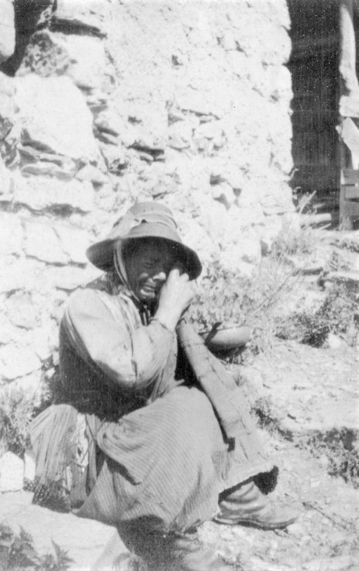 [Femme pleurant, 1917, hameau des Laves, Barels.]