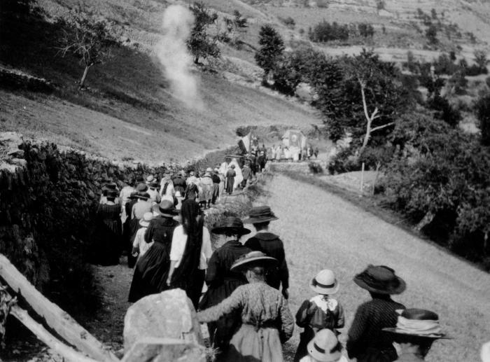 [Procession, hameau du Serre.]