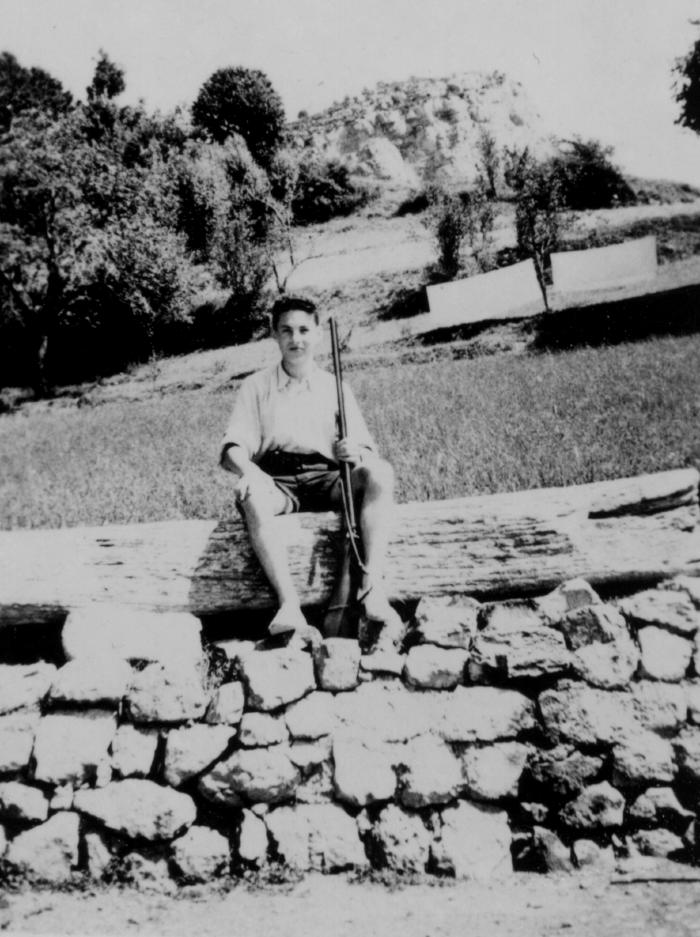 [Portrait d'un jeune chasseur, Bouchanières, 26 août 1951.]