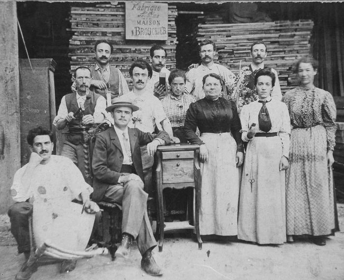 Marius Brouchier et ses employés devant l'usine Brouchier du Sarret à Puget-Théniers, 1/4 20e siècle. Fonds Brouchier
