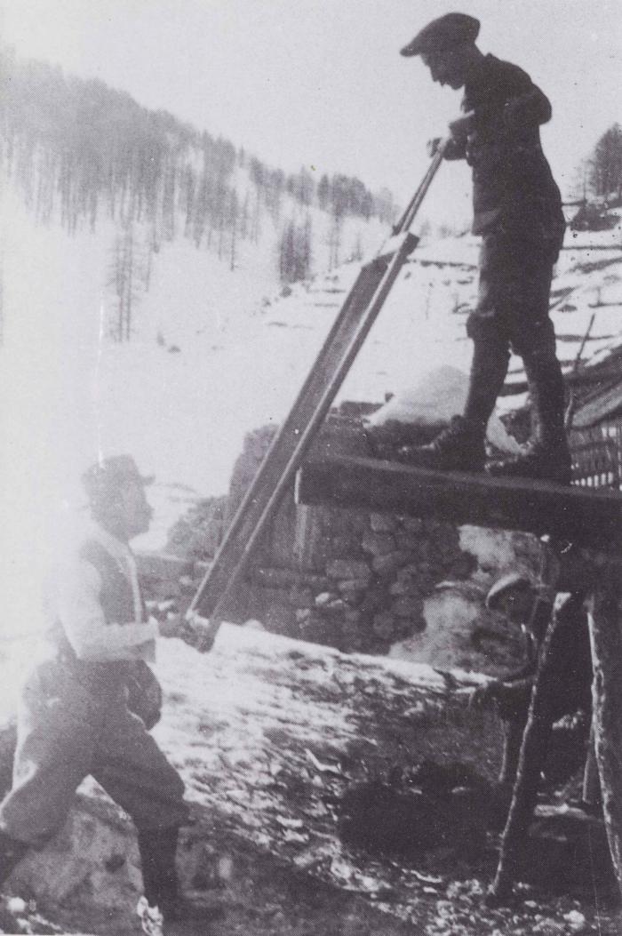 Albert Vérani et le Lieutenant Grelot (en haut) sciant des poutres.